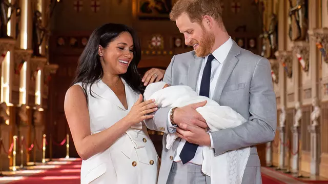 Meghan Markle și Prințul Harry și-au botezat fiul. Primele fotografii cu Archie au fost date publicității