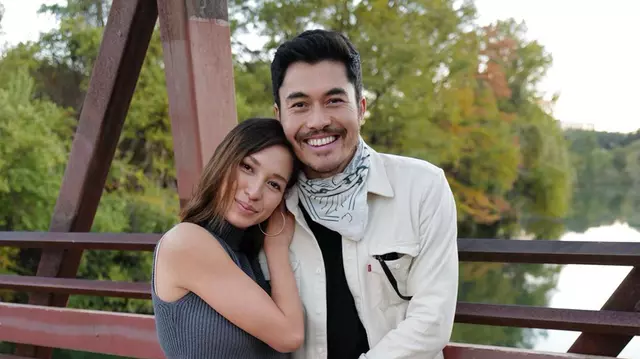 Henry Golding, actorul din „Crazy Rich Asians”, și soția sa așteaptă primul lor copil