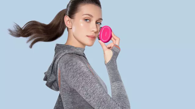 FOREO lanseaza revolutionarul BEAR, dispozitivul inteligent cu microcurent pentru tonifierea fetei
