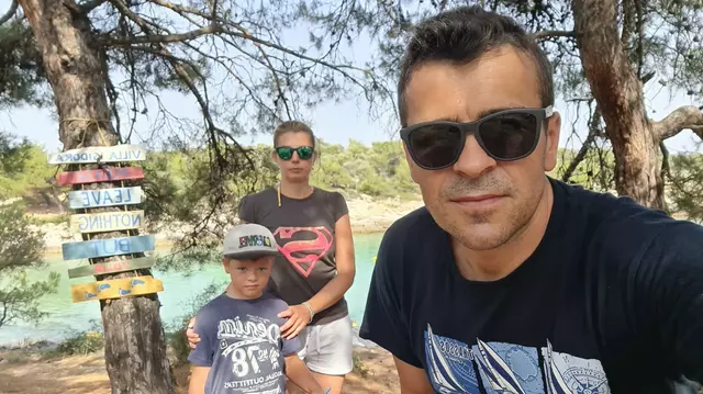 Florin Căruceru și-a învățat copilul să înoate în vacanța din Grecia