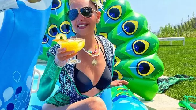 Thalia a schimbat prefixul. De ziua ei, cântăreața de 50 de ani a pozat în costum de baie