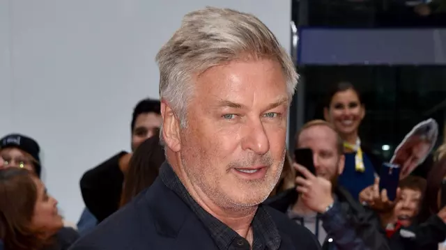 „Isteric și dărâmat”. Alec Baldwin și-a anulat toate proiectele. Actorul, văzut alături de soțul victimei