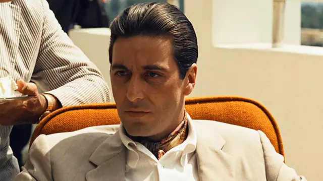 Filme la TV azi, 11 noiembrie: „Nașul II”, „Bugsy”, „Jackie Brown”, „Unde dai și unde crapă”
