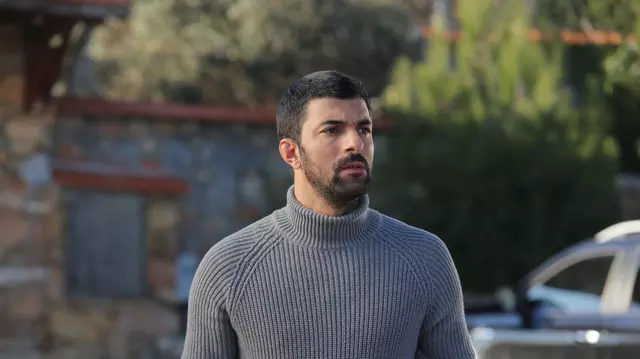 Engin Akyürek, actorul din „Fiica ambasadorului”, și-ar fi făcut o operație estetică. Cum arăta înainte
