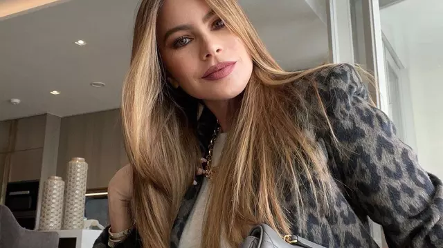 Transformare uimitoare. Sofia Vergara, de nerecunoscut în rolul unei traficante de droguri în miniseria Netflix „Griselda”