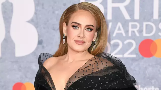 Adele a împlinit 34 de ani. Artista a postat imagini cu ea în rochie scurtă, fără pic de machiaj