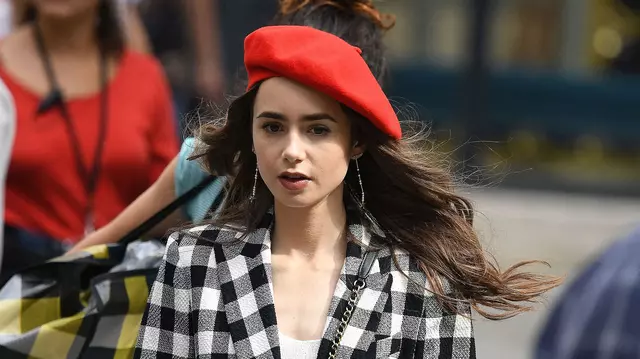Cu ce problemă s-a confruntat Lily Collins în timpul filmărilor pentru „Emily in Paris”. Mergea săptămânal la medic