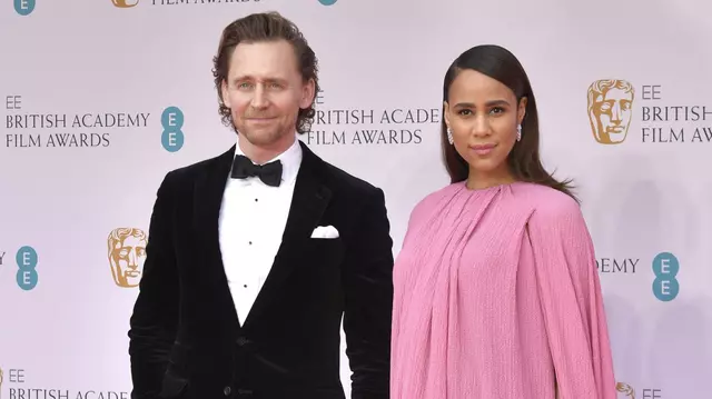 Tom Hiddleston și iubita lui, Zawe Ashton, s-au logodit. Detaliul observat la un eveniment