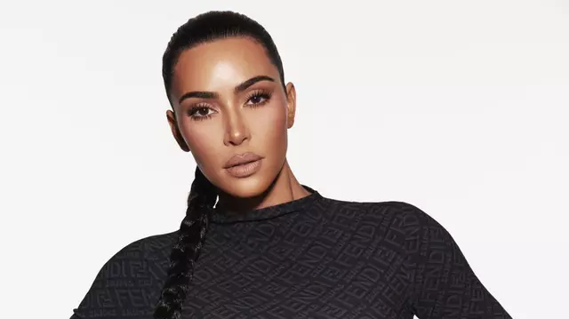 Kim Kardashian, apariție de senzație la un eveniment. A fost îmbrăcată într-un sutien minuscul