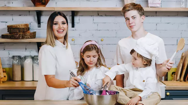 Ela Crăciun și-a lansat a treia carte dedicată creșterii sănătoase a copiilor