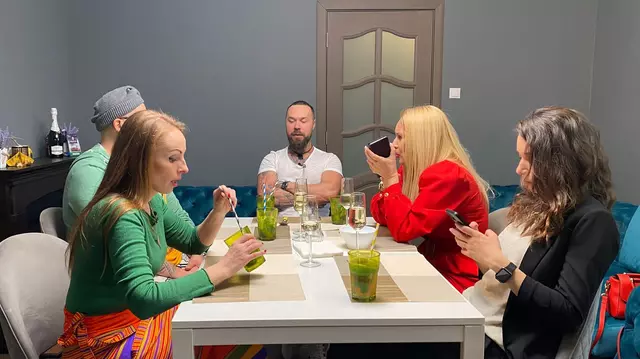 Un cunoscut designer român, următorul invitat de la „Mâncare pe care”. „Zeița a venit!”