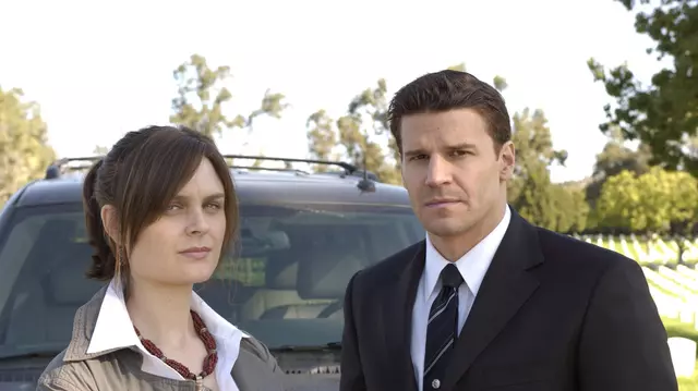 „Cititorii de oase”/„Bones” revine la TV. AXN va difuza toate cele 12 sezoane ale serialului cu Emily Deschanel