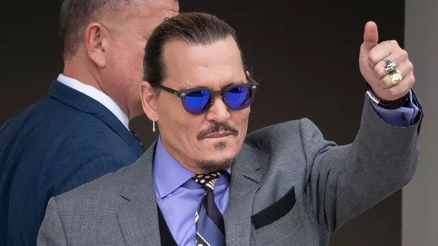 Johnny Depp, escortat afară dintr-un hotel din Marea Britanie. Ce i se întâmplă oriunde merge