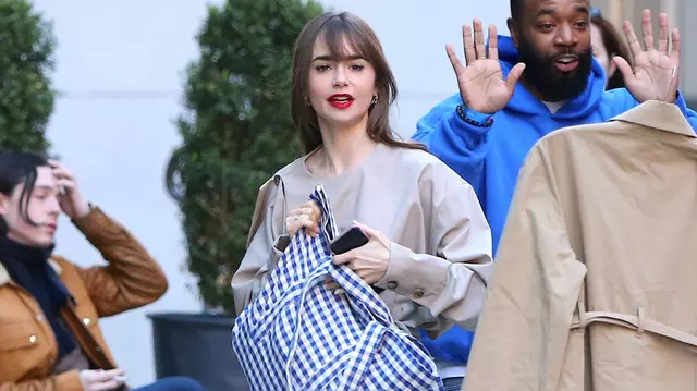 Lily Collins, mesaj pentru fani înainte de lansarea „Emily in Paris”, sezonul 3, pe Netflix. „Înapoi în Paris!”