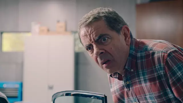 Review „Om vs albină”, serial de comedie Netflix. Simfonia unui dezastru casnic