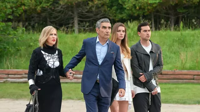 Premiatul serial „Schitt’s Creek”, favoritul galelor din ultimii ani, ajunge în sfârșit și la noi. Unde poate fi urmărit