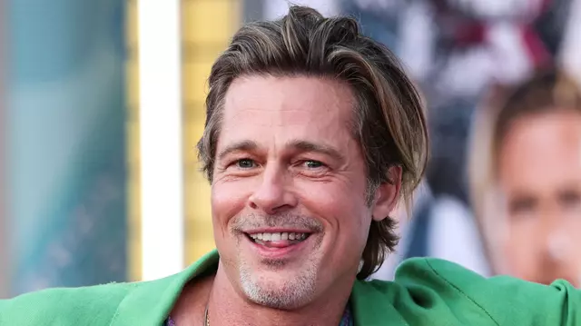 Brad Pitt explică de ce a purtat o fustă pe covorul roșu, la lansarea filmului „Trenul asasinilor”: „Oricum o să murim într-o zi, deci să ne mai și amuzăm!”
