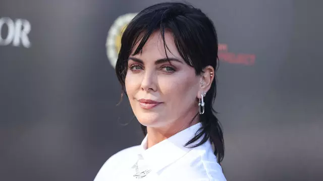 Charlize Theron, impecabilă în costum de baie la 47 de ani. Cum s-a distrat alături de fiicele ei