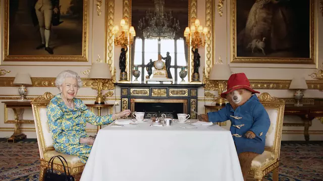 Regina Elisabeta a II-a și Paddington. Modul în care ursulețul adorabil a devenit o mascotă regală
