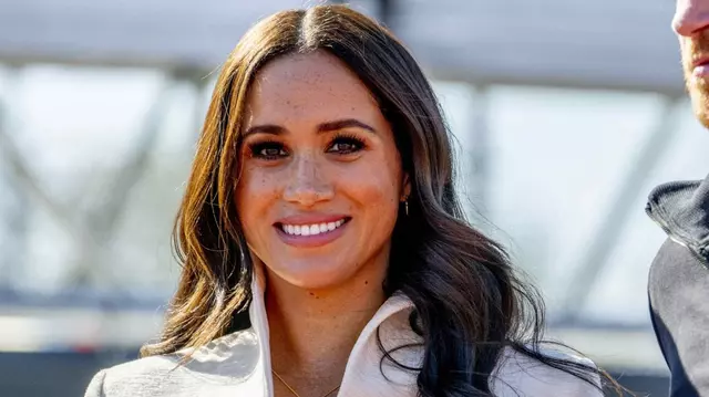 „Am fost fata din `Costume`”: Meghan Markle a ținut primul discurs în Marea Britanie în doi ani, după ce ea și Prințul Harry au renunțat la îndatoririle regale