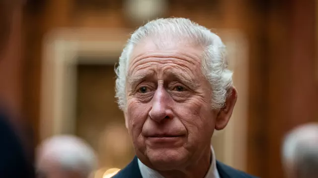Banca Angliei a dezvăluit primele bancnote cu chipul Regelui Charles. Ce se întâmplă cu banii cu imaginea Reginei Elisabeta