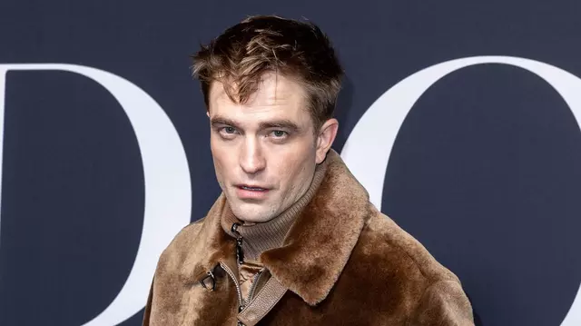 Bărbați în fuste! Robert Pattinson a făcut senzație la Săptămâna Modei de la Paris