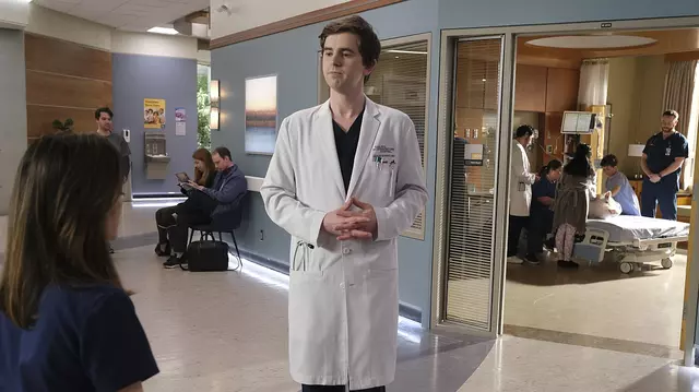 Regretul lui Freddie Highmore din perioada în care filma pentru „Doctorul cel bun”. Serialul este în top 10 Netflix