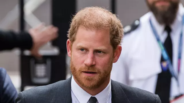 Prințul Harry rupe tăcerea. Înțelegere secretă între familia regală și tabloidele britanice