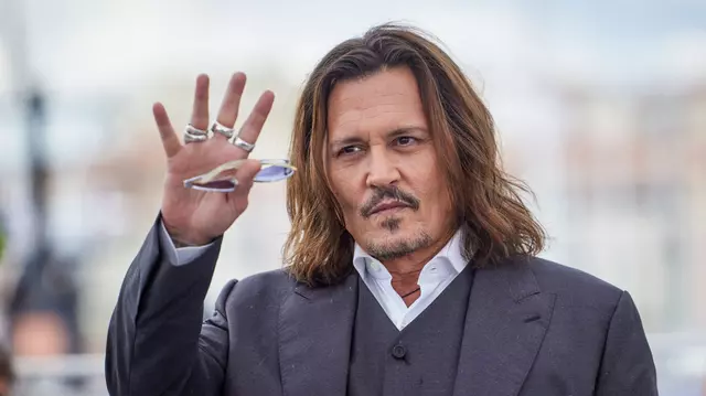 Cum se reinventează Johnny Depp în Europa. Starul din „Pirații din Caraibe” face filme europene și s-a mutat în Anglia, într-un conac de epocă