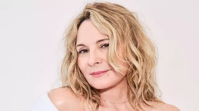 Kim Cattrall revine în universul „Sex and the City”. O va interpreta pe Samantha în serialul „Și uite așa...”, sezonul 2