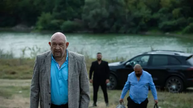 Cine este Valentin Teodosiu din serialul „Groapa”. Vocea PRO TV, încă de la începutul postului, bifează primul rol într-un serial la 70 de ani