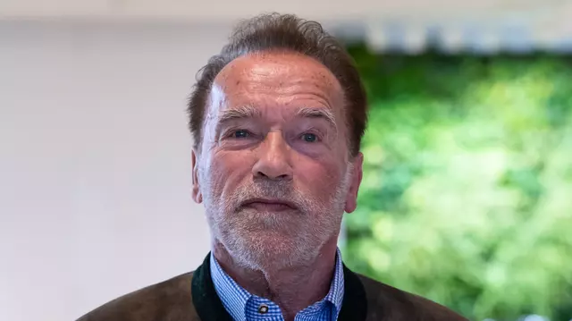 Terminatorul este istorie! Arnold Schwarzenegger s-a transformat în Moș Crăciun pentru cel mai recent film al său. Imagini de pe platou