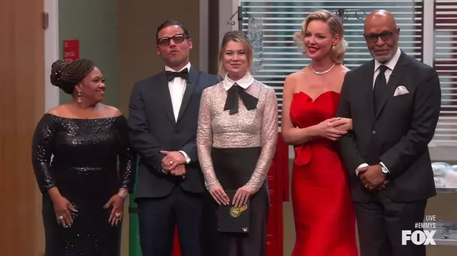 Distribuția serialului „Anatomia lui Grey” s-a reunit la Gala Premiilor Emmy. Actorii au ținut un discurs într-o cameră de spital improvizată