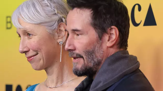 Keanu Reeves, la brațul iubitei sale pe covorul roșu de la Gala MOCA. Cum a început povestea lor de dragoste