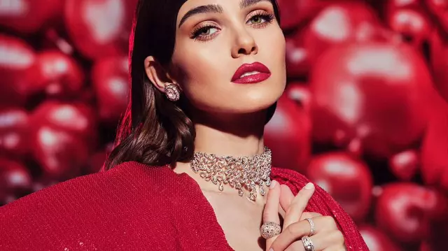 Theo Rose, în travesti! Cum arată artista în costum bărbătesc și cu barbă. „Am zis să vă atrag atenția”