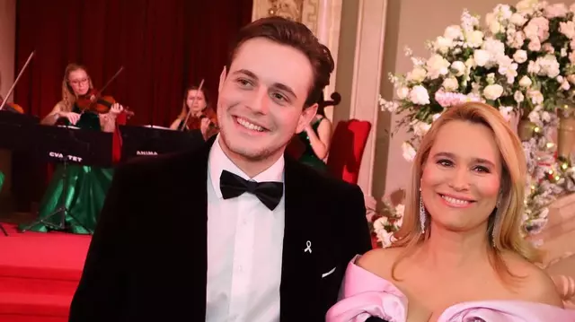 Andreea Esca și fiul ei, împreună pe scenă. Aris Eram a prezentat un eveniment caritabil alături de mama lui