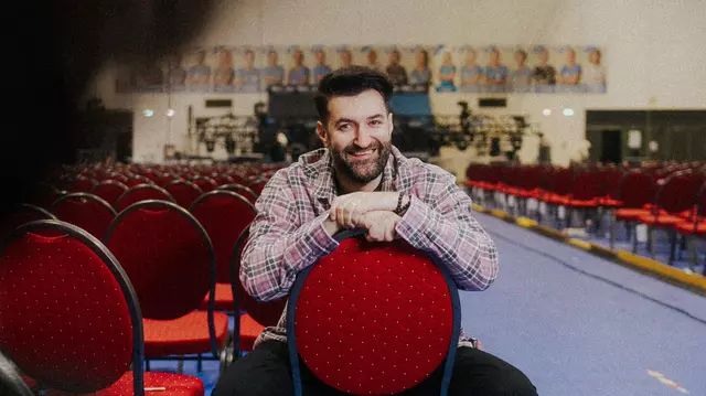 Smiley, portret de familie după ce a mers la Pitești să voteze. Cum s-a pozat cu fratele lui și părinții lor