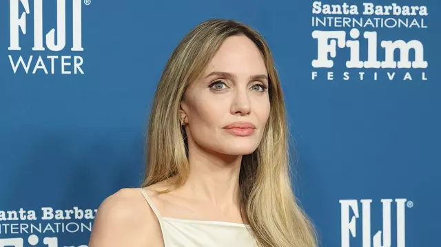 Angelina Jolie, spectaculoasă la Festivalul Internațional de Film de la Santa Barbara. A îmbrăcat o rochie cu spatele gol și a întors toate privirile
