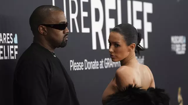 De ce au fost Kanye West și Bianca Censori dați afară de la Premiile Grammy. Soția artistului i-a uimit pe toți cu ținuta aleasă