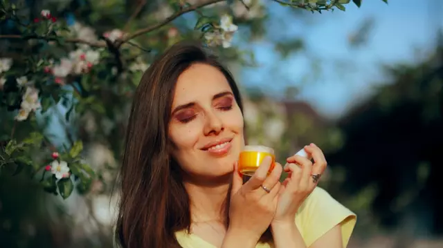 Cum să alegi crema de față potrivită pentru primăvara aceasta: 3 ingrediente la care să fii atentă