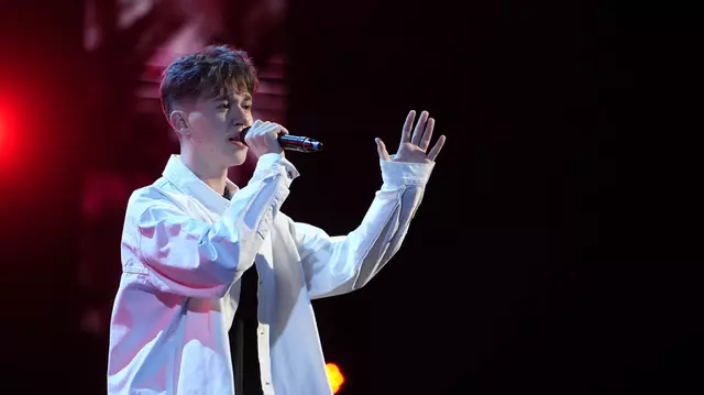 Un tânăr de 15 ani, cântăreț, actor şi înotător, a cucerit juriul de la X Factor. Delia: „A fost ireal!”