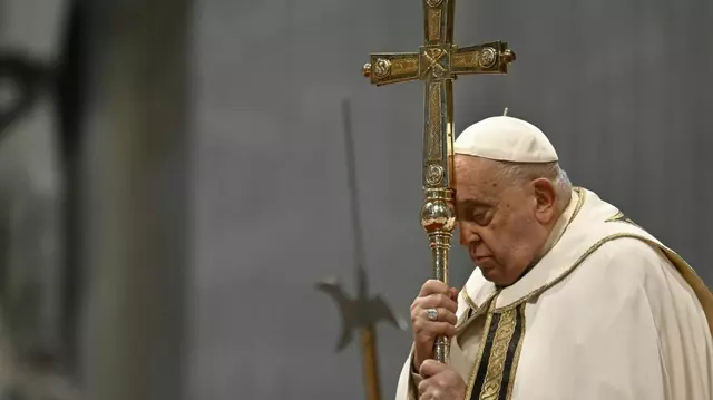 Televiziunile își schimbă programul sâmbătă, 26 aprilie 2025, pentru înmormântarea Papei Francisc. Când și unde încep transmisiunile în direct