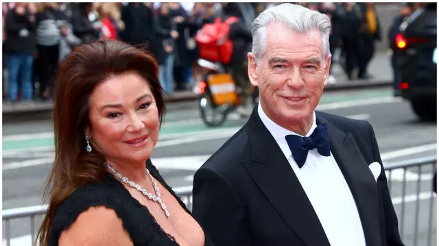 Pierce Brosnan și soția sa, apariție elegantă pe Broadway! Keely Shaye Smith a strălucit într-o rochie mulată la premiera piesei lui George Clooney