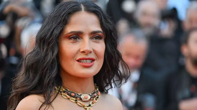 Salma Hayek, apariție senzuală la 58 de ani: peste 100 de costume de baie pentru coperta unei reviste celebre din SUA