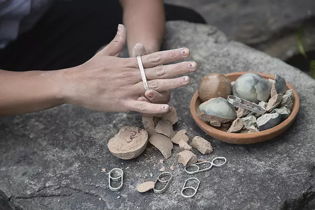 isabellaperez_ring_semillagrande_2023_sterlingsilver_clay_5.6x0.5cm-copy
