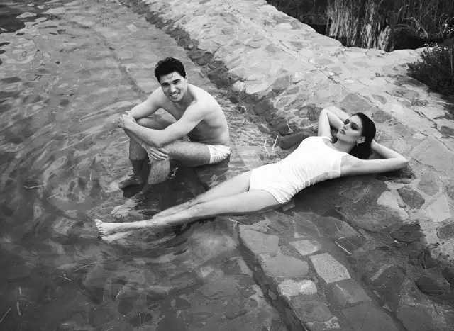 Claudia poartă sutien și slip din bumbac, 150 euro și 130 euro, ambele Marine Serre, www.mytheresa.com; maiou din bumbac, Isabel Marant, din recuzita stilistului, și cercel metalic cu cristale, Hillier Bartley, 156 euro, www.matchesfashion.com. Joan poartă șort din bumbac, Jacquemus, cu prețul la cerere.