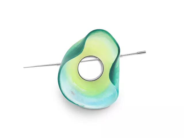 andreia-gabriela-popescu_solve-et-coagula-colors-spring-rays-grass-and-clear-sky-brooch01_-2023_-photo-credit-stefan-vartolomei-copy