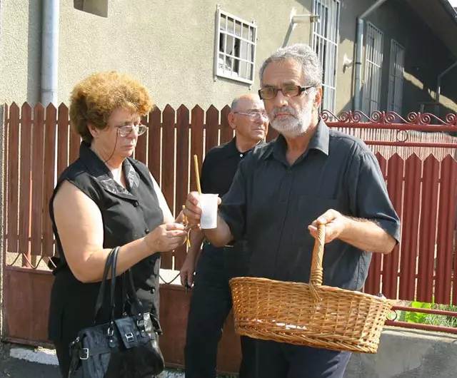 1-8945154515151-ion-manole