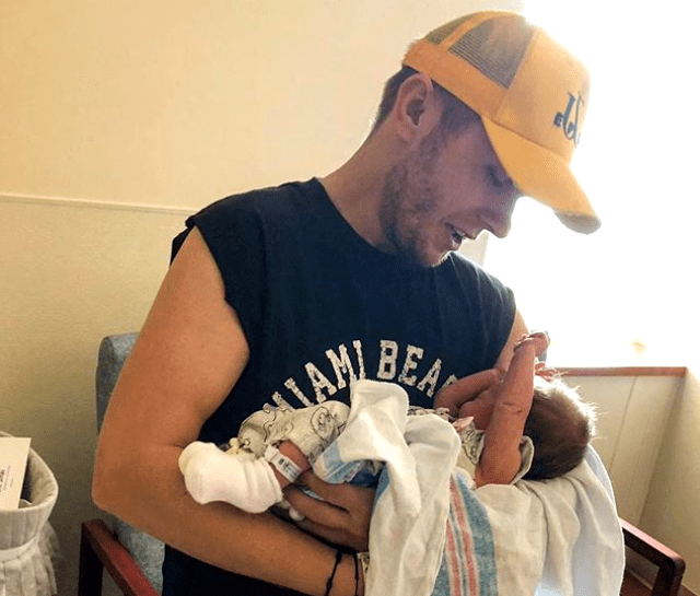 codin-maticiuc-si-a-luat-in-serios-rolul-de-tata-inca-de-la-nastere-insa-nu-renunta-complet-la-petrecerile_1_size24