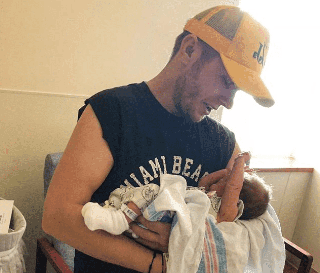 codin-maticiuc-si-a-luat-in-serios-rolul-de-tata-inca-de-la-nastere-insa-nu-renunta-complet-la-petrecerile_1_size24